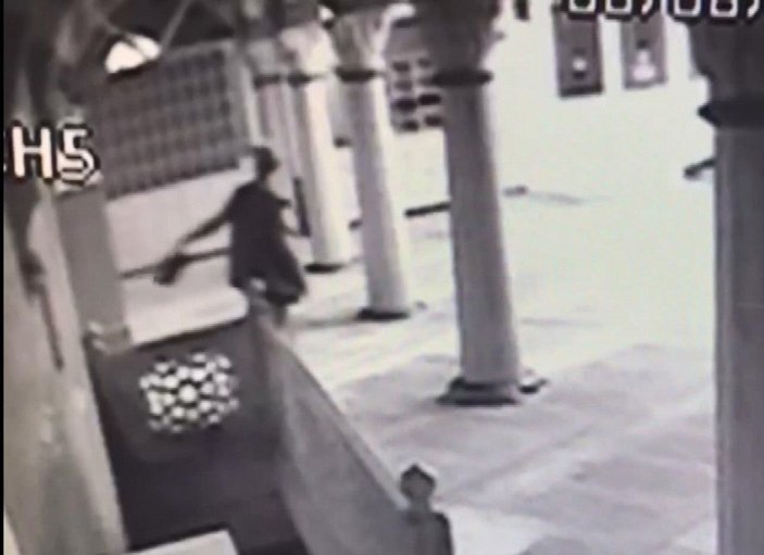 Şişli'de camide namaz kılıyor gibi yapıp ayakkabı çaldı -3