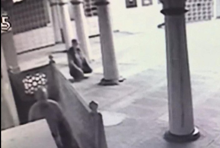 Şişli'de camide namaz kılıyor gibi yapıp ayakkabı çaldı -1