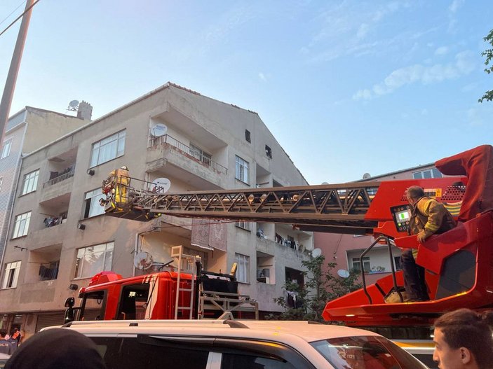 Arnavutköy’de yangında can pazarı bebeği atmaya çalıştı, son anda vazgeçti -7