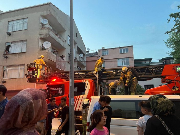 Arnavutköy’de yangında can pazarı bebeği atmaya çalıştı, son anda vazgeçti -5