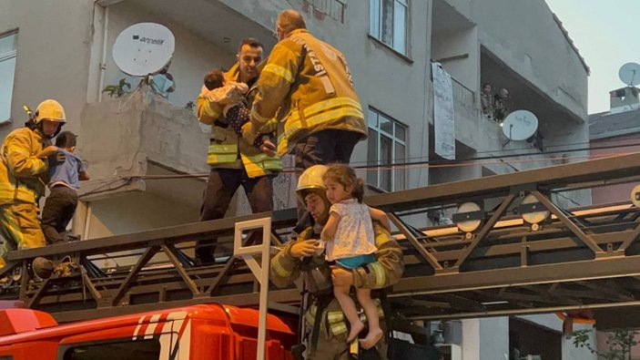 Arnavutköy’de yangında can pazarı bebeği atmaya çalıştı, son anda vazgeçti -6