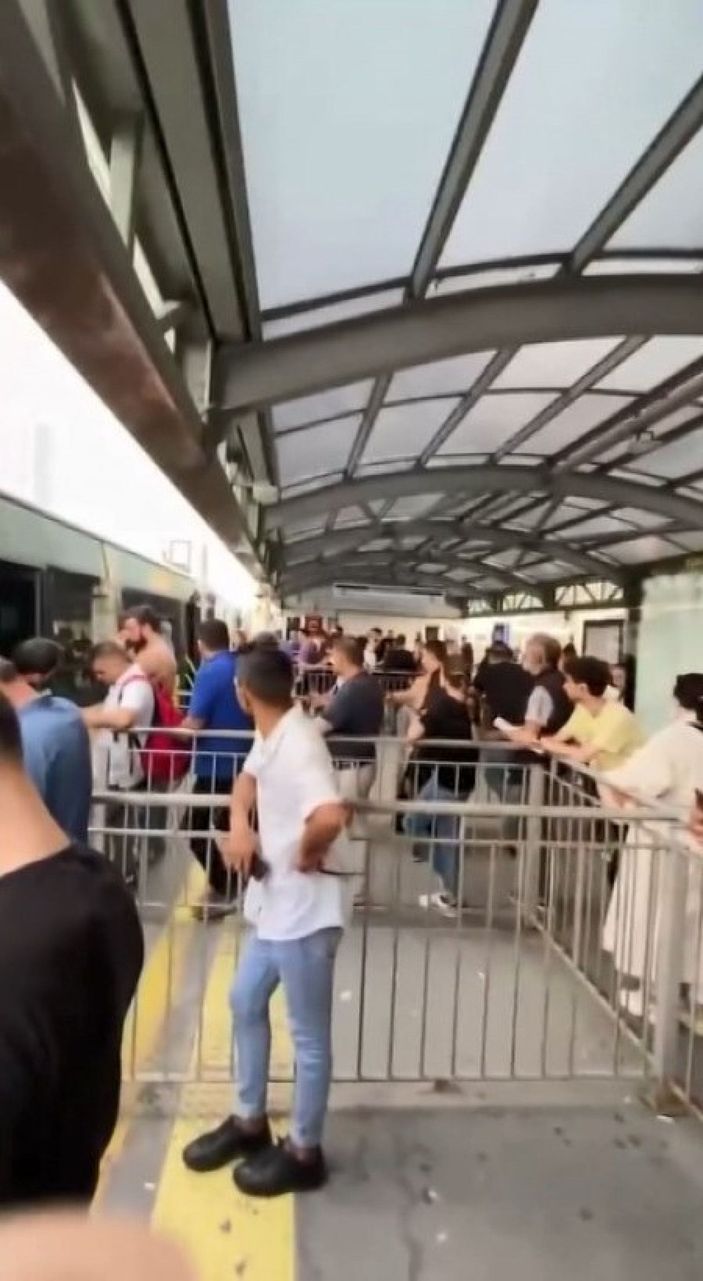 d Beylikdüzü'nde durakta yoğunluk olunca yolcu metrobüsün önünü kesti -4