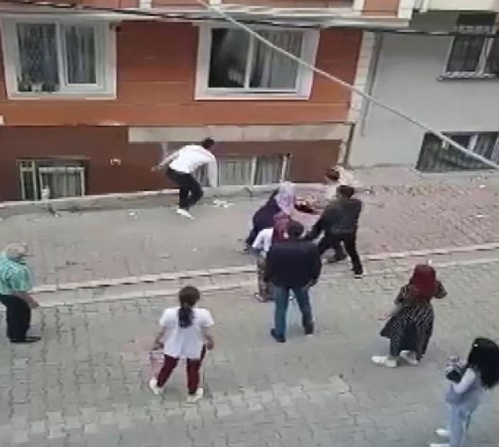 Esenyurt’ta kavga ettikleri kişinin evini taşladılar -2