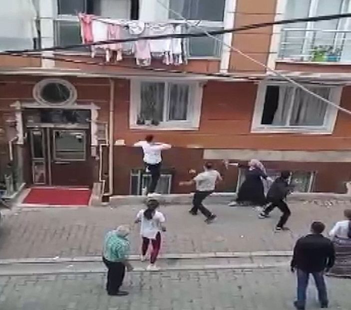 Esenyurt’ta kavga ettikleri kişinin evini taşladılar -1
