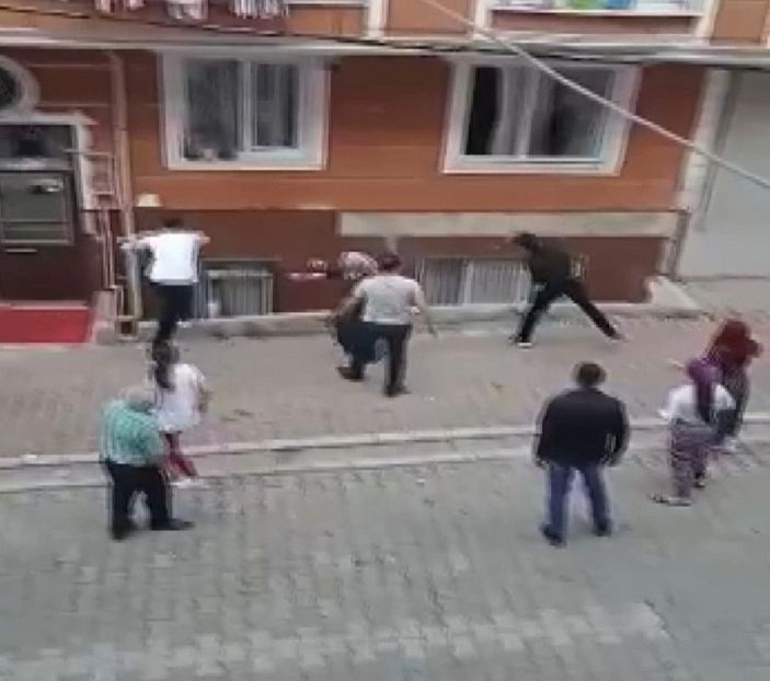 d Esenyurt’ta kavga ettikleri kişinin evini taşladılar -3