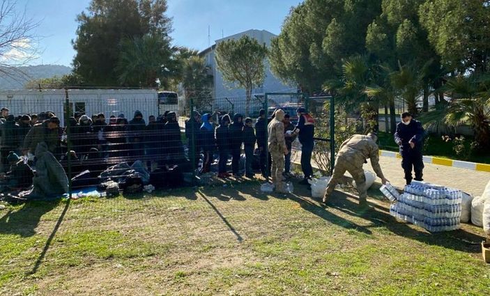 İzmir'de, 1 haftada 120 kaçak göçmen yakalandı -4