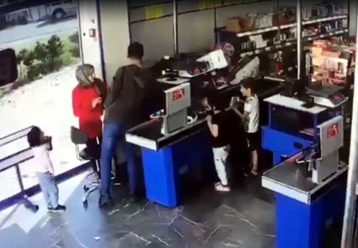 Markette silahlı soygun kamerada -2