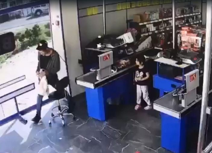 Markette silahlı soygun kamerada -7