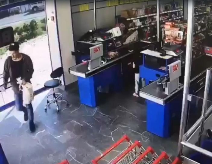 Markette silahlı soygun kamerada -8