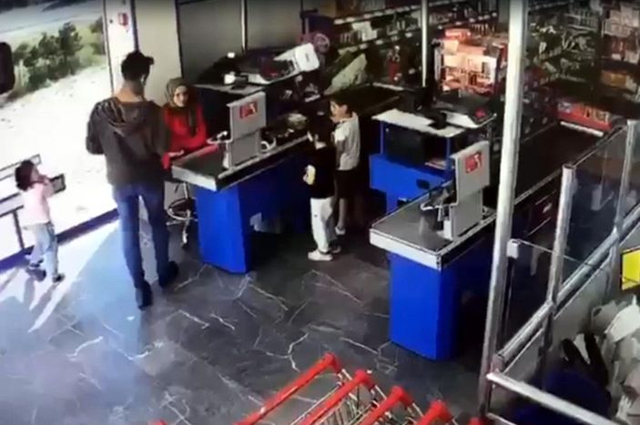 Markette silahlı soygun kamerada -1