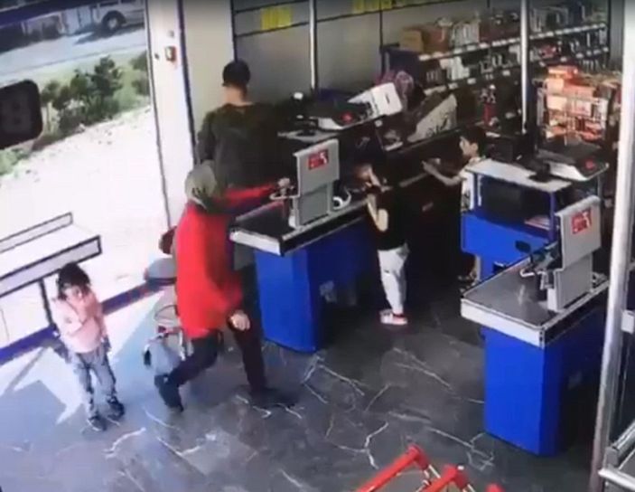 Markette silahlı soygun kamerada -5