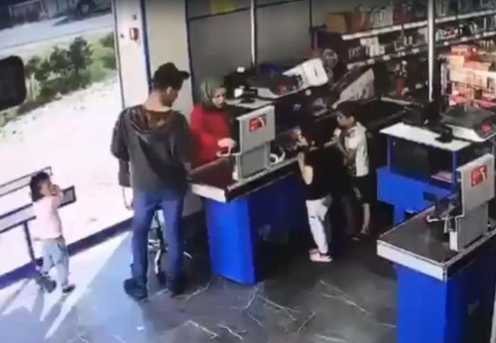 Markette silahlı soygun kamerada -3