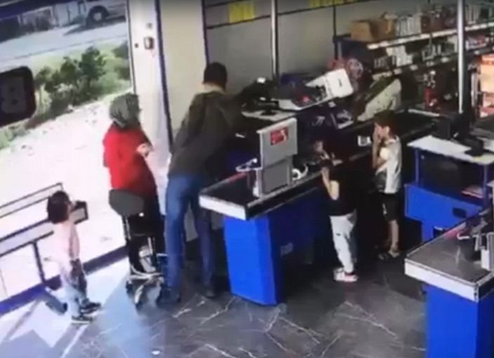 d Markette silahlı soygun kamerada -10