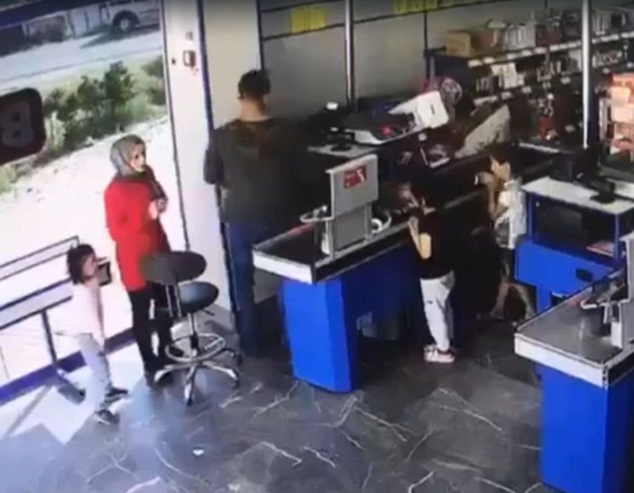 Markette silahlı soygun kamerada -6