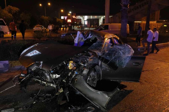 Adana'da hurdaya dönen araçtan yara almadan çıkarıldı