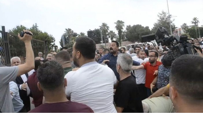 Adana'da başkanla yaşanan gerginliği görüntüleyen basın mensubu baba-oğula dayak -2