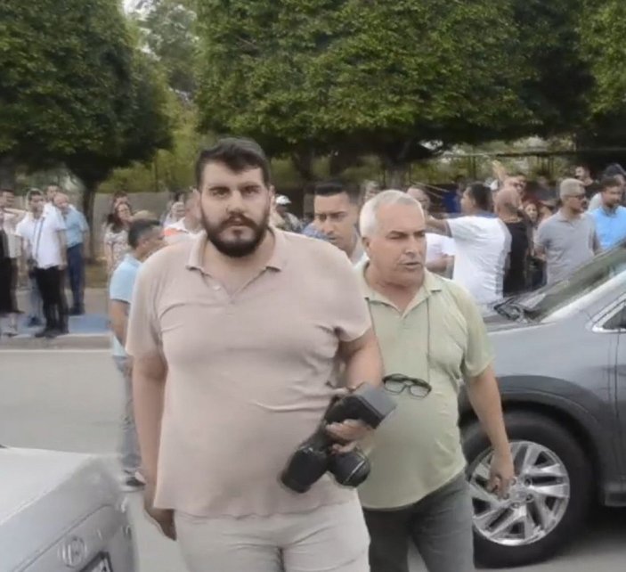 Adana'da başkanla yaşanan gerginliği görüntüleyen basın mensubu baba-oğula dayak -3