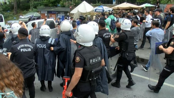 Kadıköy'de izinsiz yürüyüşe müdahale: 70 gözaltı