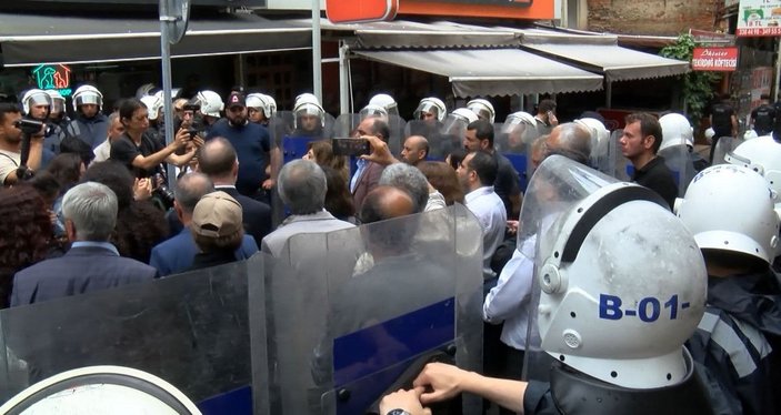 Kadıköy'de izinsiz yürüyüşe müdahale: 70 gözaltı