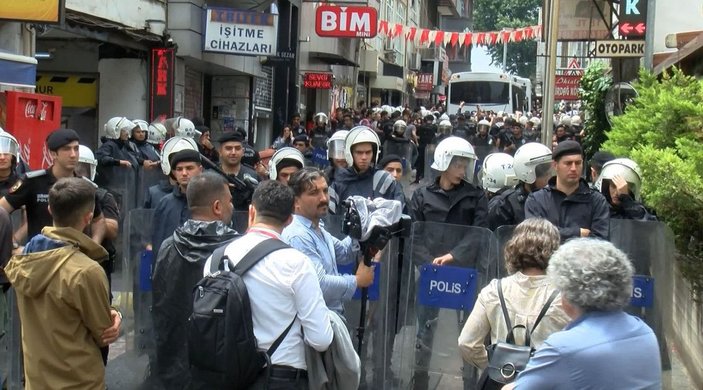 Kadıköy'de Öcalan'a destek için yürüyenlere operasyon