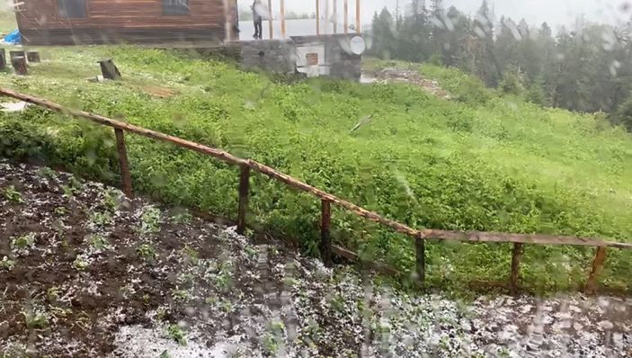 Rize'de yaylaya dolu yağdı; işletmeci yaralandı -8