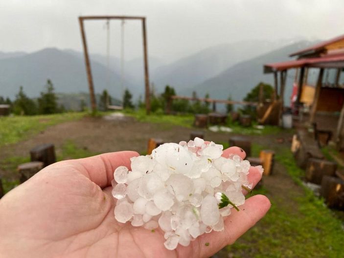 Rize'de yaylaya dolu yağdı; işletmeci yaralandı -1