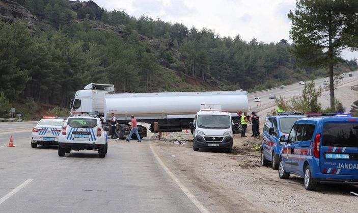 Tanker otomobile çarptı; 3 ölü, 2 yaralı -1