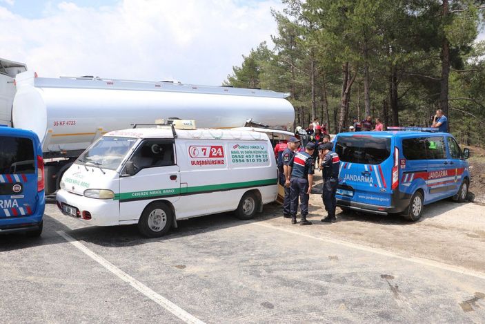 Tanker otomobile çarptı; 3 ölü, 2 yaralı -5