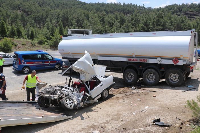 Tanker otomobile çarptı; 3 ölü, 2 yaralı -7