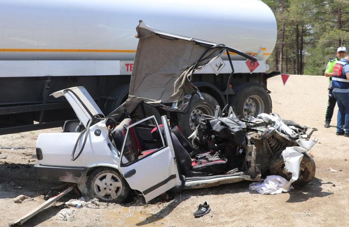 Tanker otomobile çarptı; 3 ölü, 2 yaralı -4