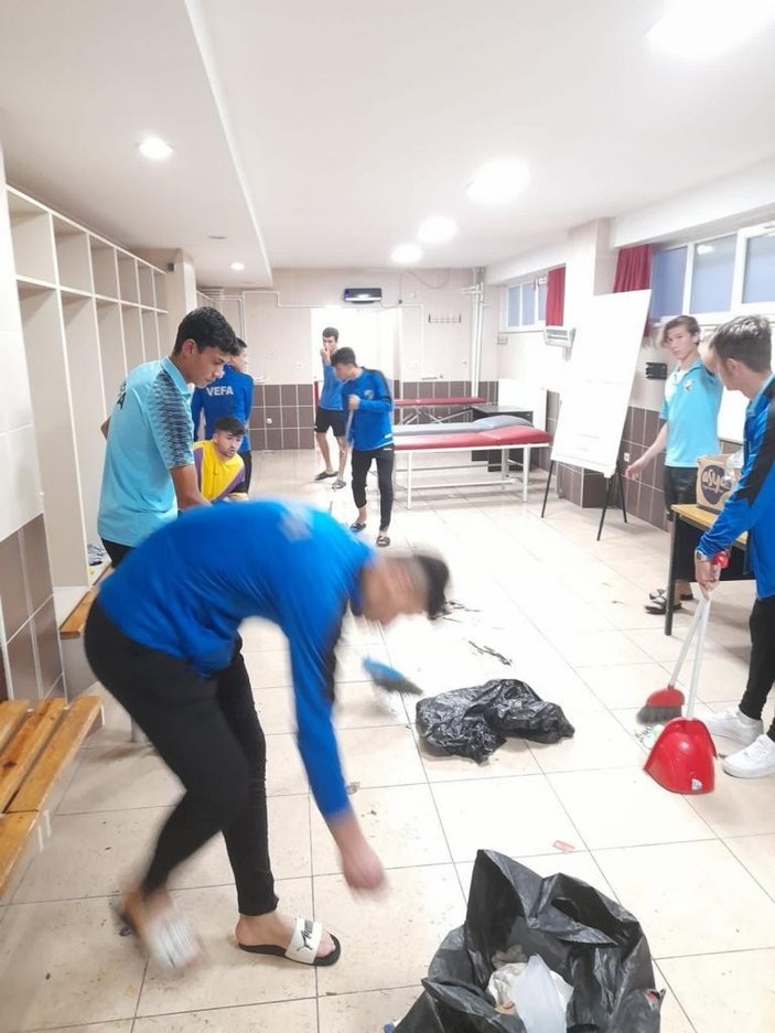 Adana Vefaspor oyuncuları, şampiyon oldukları maç sonrası soyunma odasını temizledi
