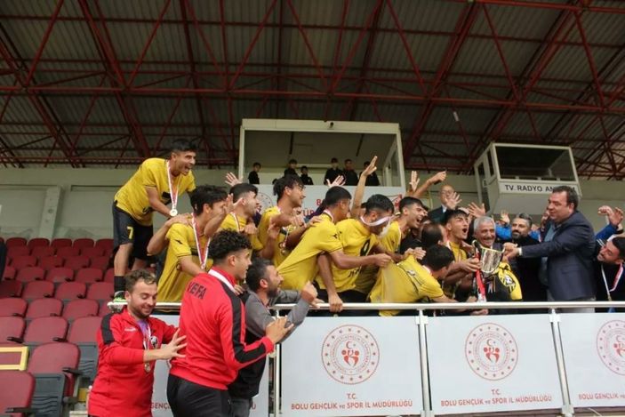 Adana Vefaspor oyuncuları, şampiyon oldukları maç sonrası soyunma odasını temizledi