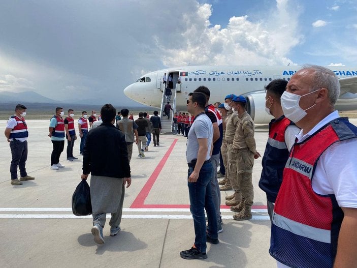 Afgan 1237 kaçak göçmen daha ülkesine gönderildi -2