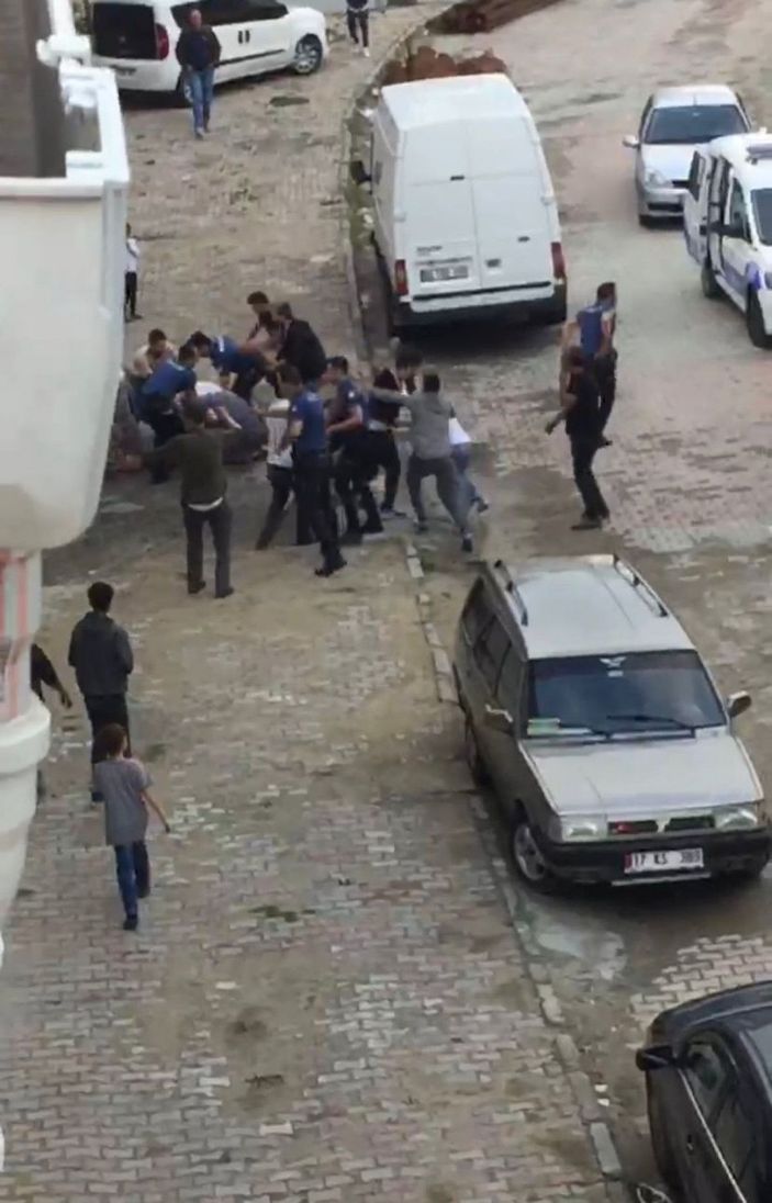 Arnavutköy'de tekme yumruk ve sopaların kullanıldığı kavgaya polis müdahalesi -1