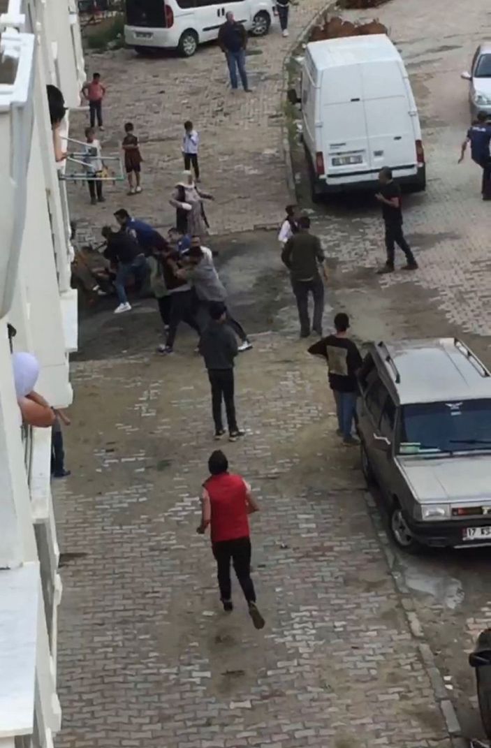 Arnavutköy'de tekme yumruk ve sopaların kullanıldığı kavgaya polis müdahalesi -5