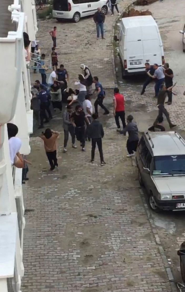 Arnavutköy'de tekme yumruk ve sopaların kullanıldığı kavgaya polis müdahalesi -4