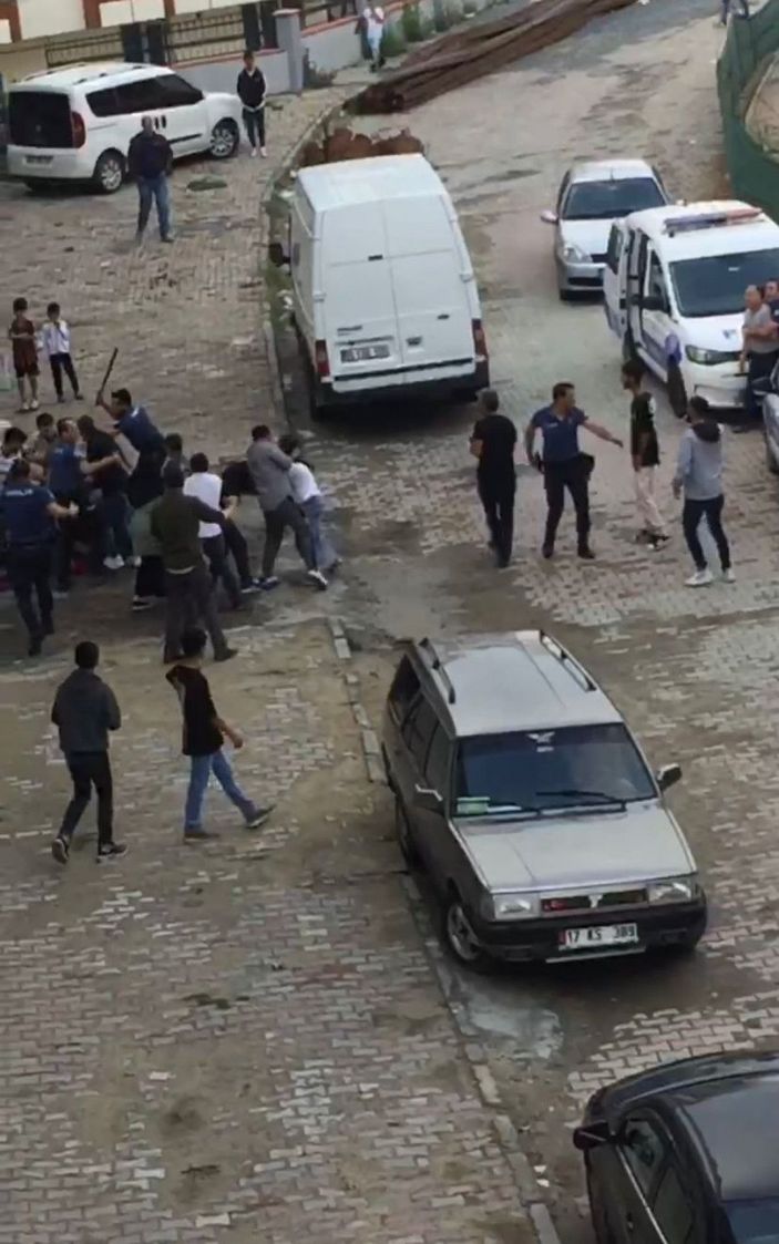 Arnavutköy'de tekme yumruk ve sopaların kullanıldığı kavgaya polis müdahalesi -3