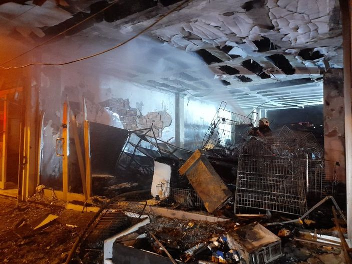 Esenyurt'ta mağazası yanan esnaf: Dükkanı borçla açmıştım