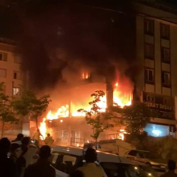 Esenyurt'ta mağazası yanan esnaf: Dükkanı borçla açmıştım