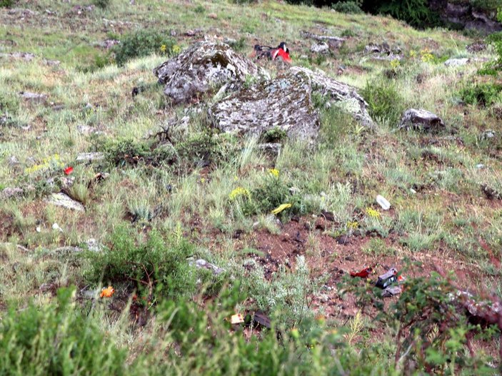 Evlilik yıl dönümlerinde bozulan araçlarını iterken, uçuruma düşürdüler -4