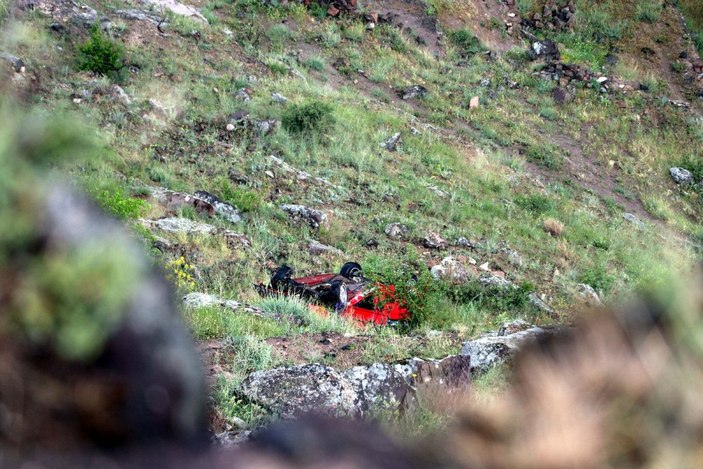 Evlilik yıl dönümlerinde bozulan araçlarını iterken, uçuruma düşürdüler -2