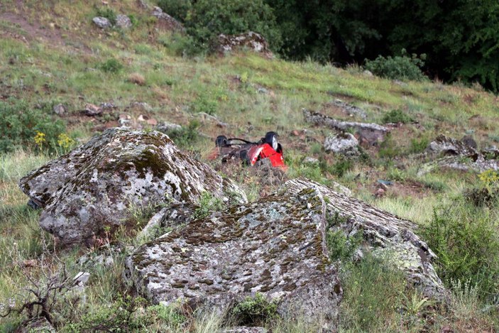 Evlilik yıl dönümlerinde bozulan araçlarını iterken, uçuruma düşürdüler -1