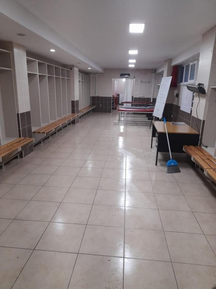 Adana Vefaspor oyuncuları, şampiyon oldukları maç sonrası soyunma odasını temizledi