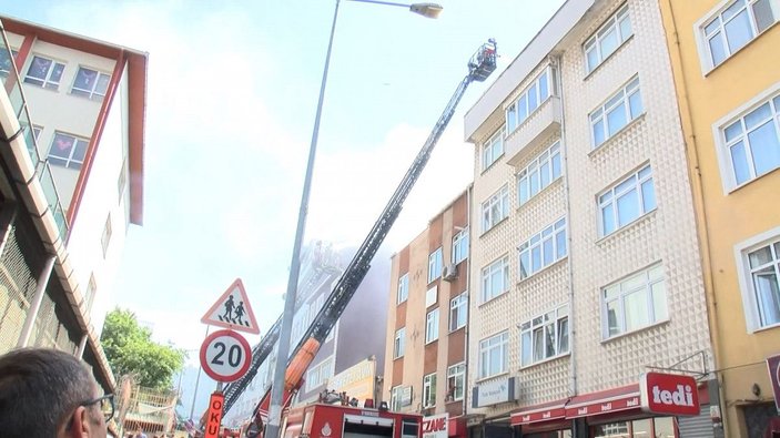 Kağıthane’de iki binanın çatısında çıkan yangın paniğe neden oldu -9