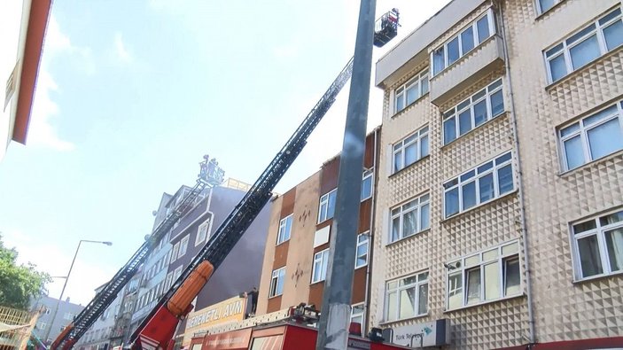Kağıthane’de iki binanın çatısında çıkan yangın paniğe neden oldu -7
