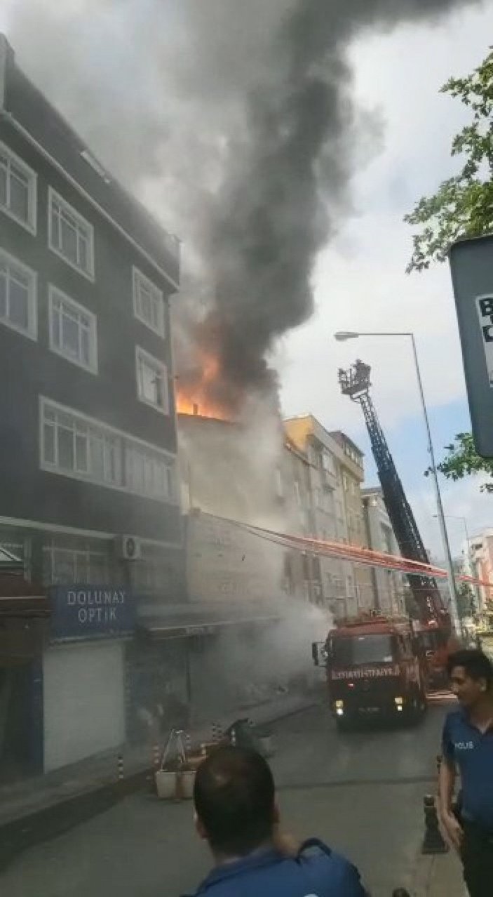 Kağıthane’de iki binanın çatısında çıkan yangın paniğe neden oldu -1