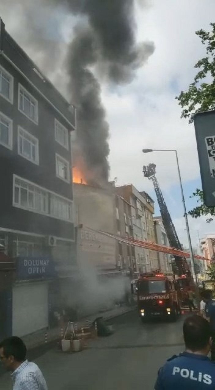 Kağıthane’de iki binanın çatısında çıkan yangın paniğe neden oldu -2