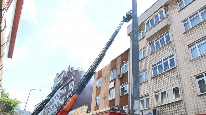 Kağıthane’de iki binanın çatısında çıkan yangın paniğe neden oldu -6