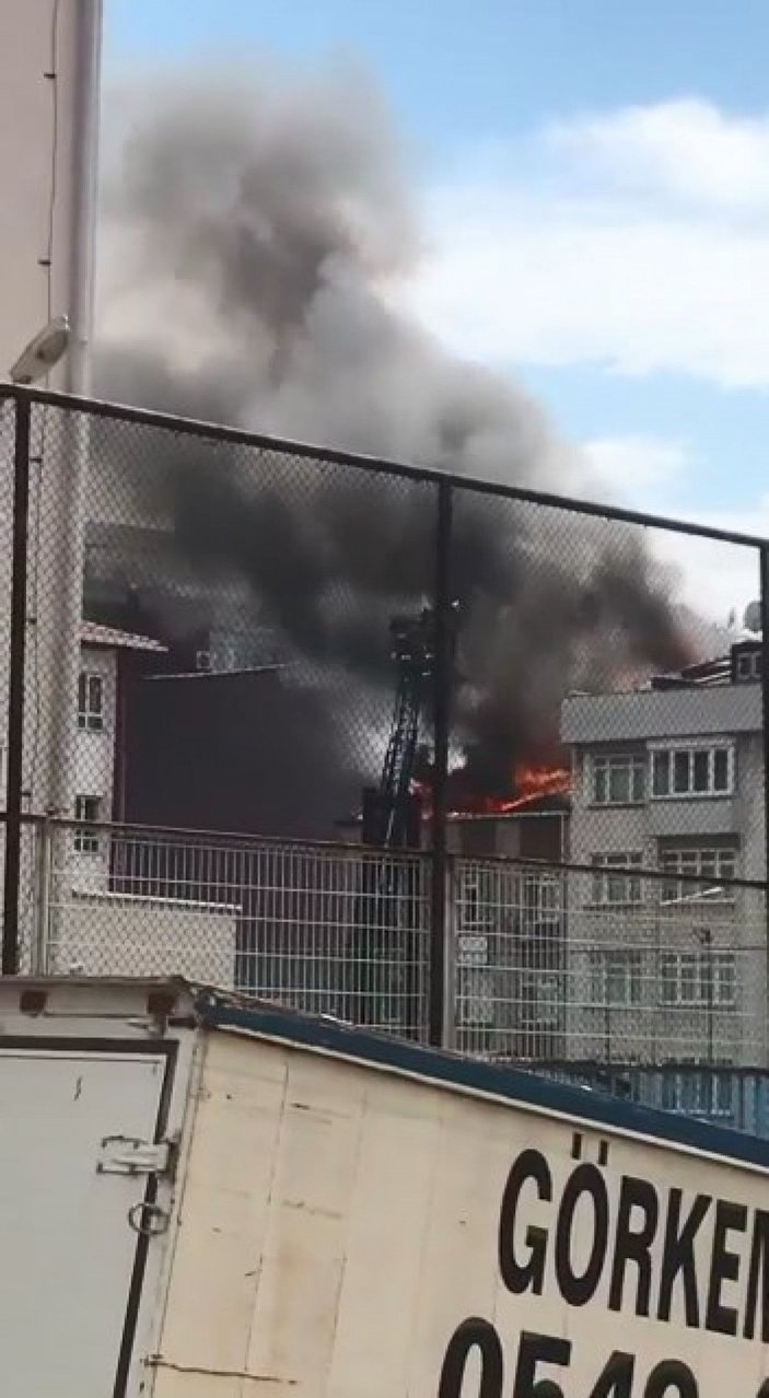 Kağıthane’de iki binanın çatısında çıkan yangın paniğe neden oldu -4