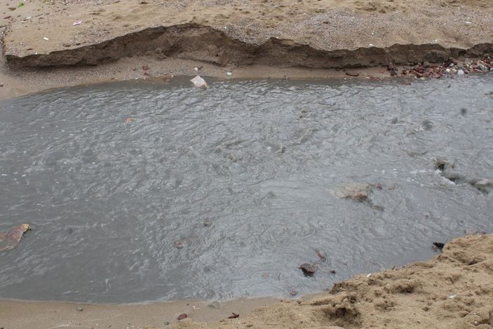 Kömür tozları yağmurla dereye aktı, İzmit Körfezi karardı -2